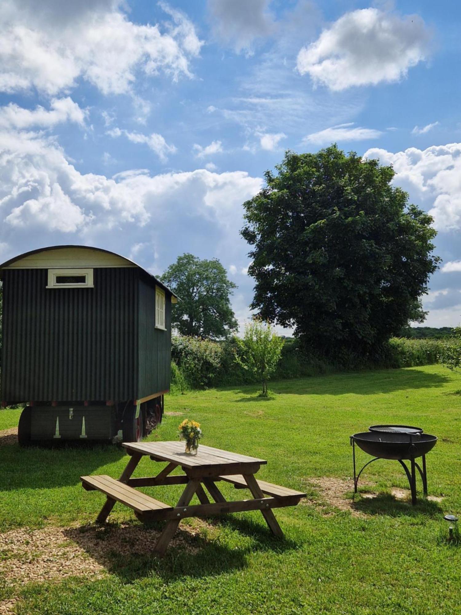 The Delkin Shepherds Huts Castle Combe Luaran gambar